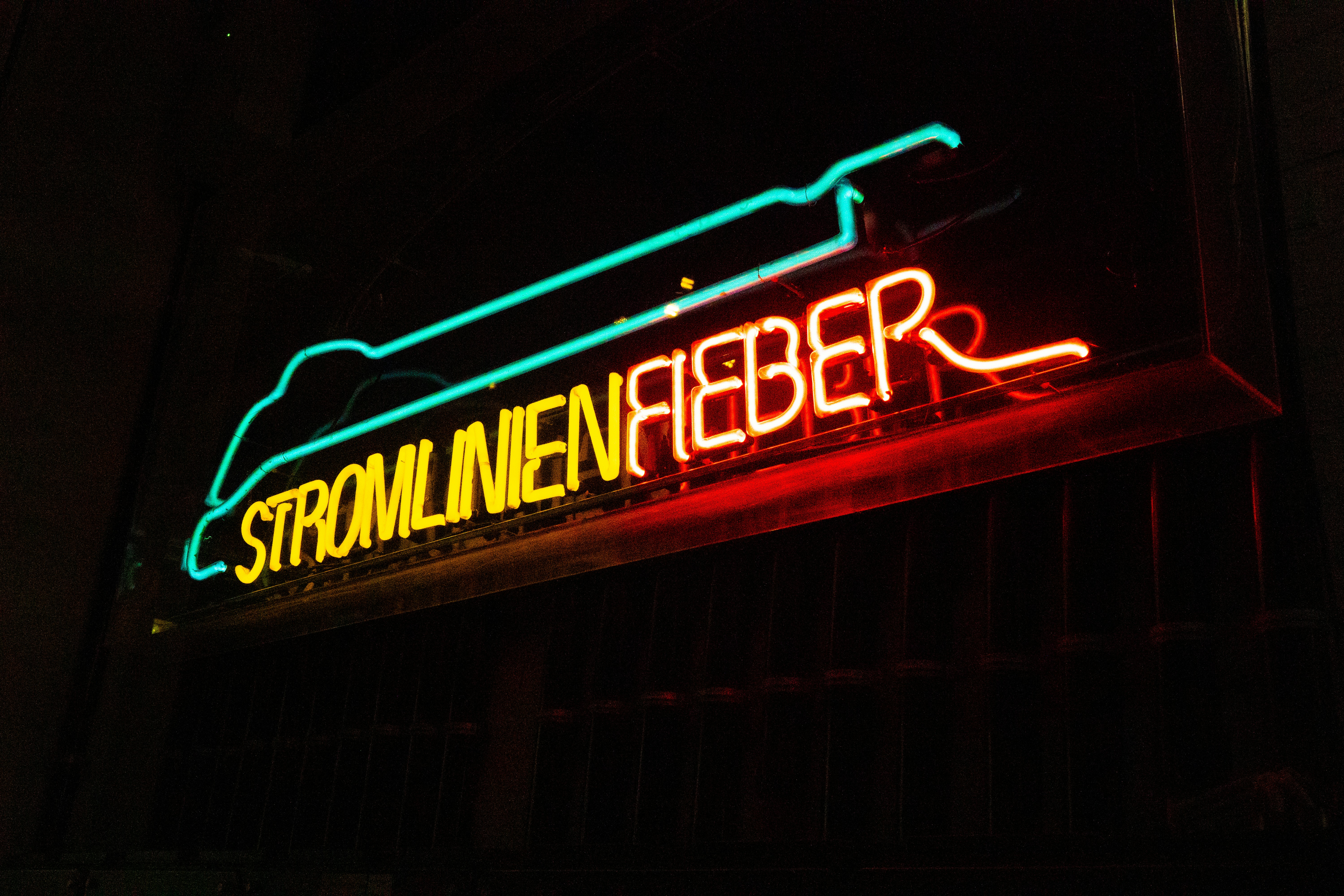 a neon sign that reads strommeln neiber